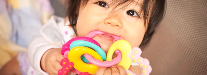 Comment désinfecter les jouets de bébé poisseux ?