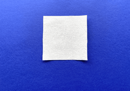 Enfants confectionnant des origami en papier coloré dans la chambre