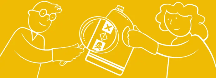 Une femme tient une bouteille d'eau de javel et qu'un homme examine les avertissements présents dessus avec une loupe.