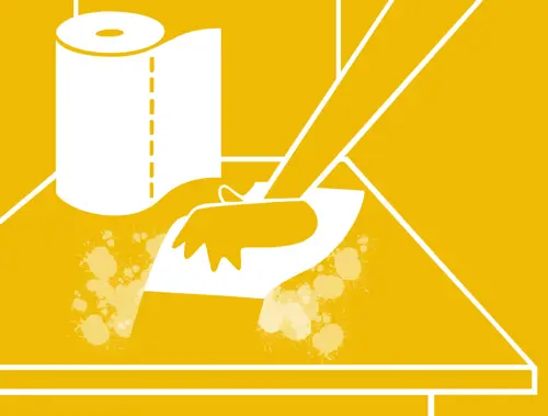 Jeune enfant appréciant son dîner de pâtes tout en souriant à la table de la cuisine