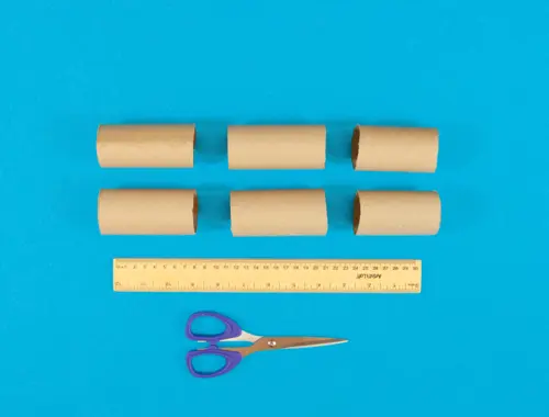 DIY pinata en carton recyclé, étape 9 : découper deux tubes d'essuie-tout en six tubes égaux pour faire les pattes