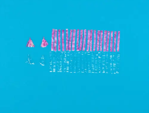 DIY pinata en carton recyclé, étape 13 : faire des pompons en pliant plusieurs franges en deux et en tournant le bout