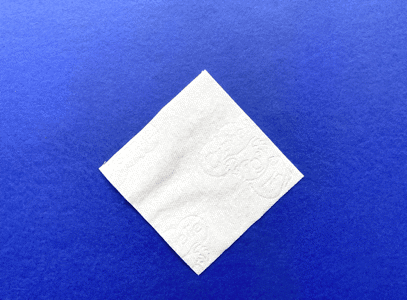 Enfants confectionnant des origami en papier coloré dans la chambre
