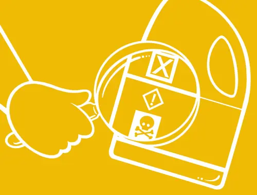 Jeune enfant appréciant son dîner de pâtes tout en souriant à la table de la cuisine