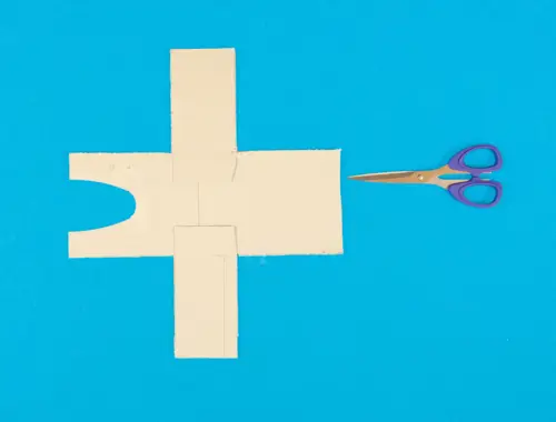 DIY pinata en carton recyclé, étape 3 : découper la boîte de mouchoir le long des bords