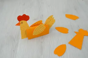 Poule en papier et tube d’essuie-tout à moitié assemblée