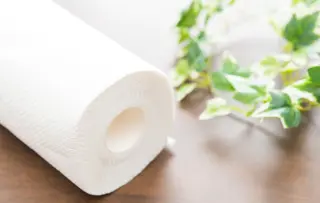 Un rouleau de papier absorbant posé sur une table